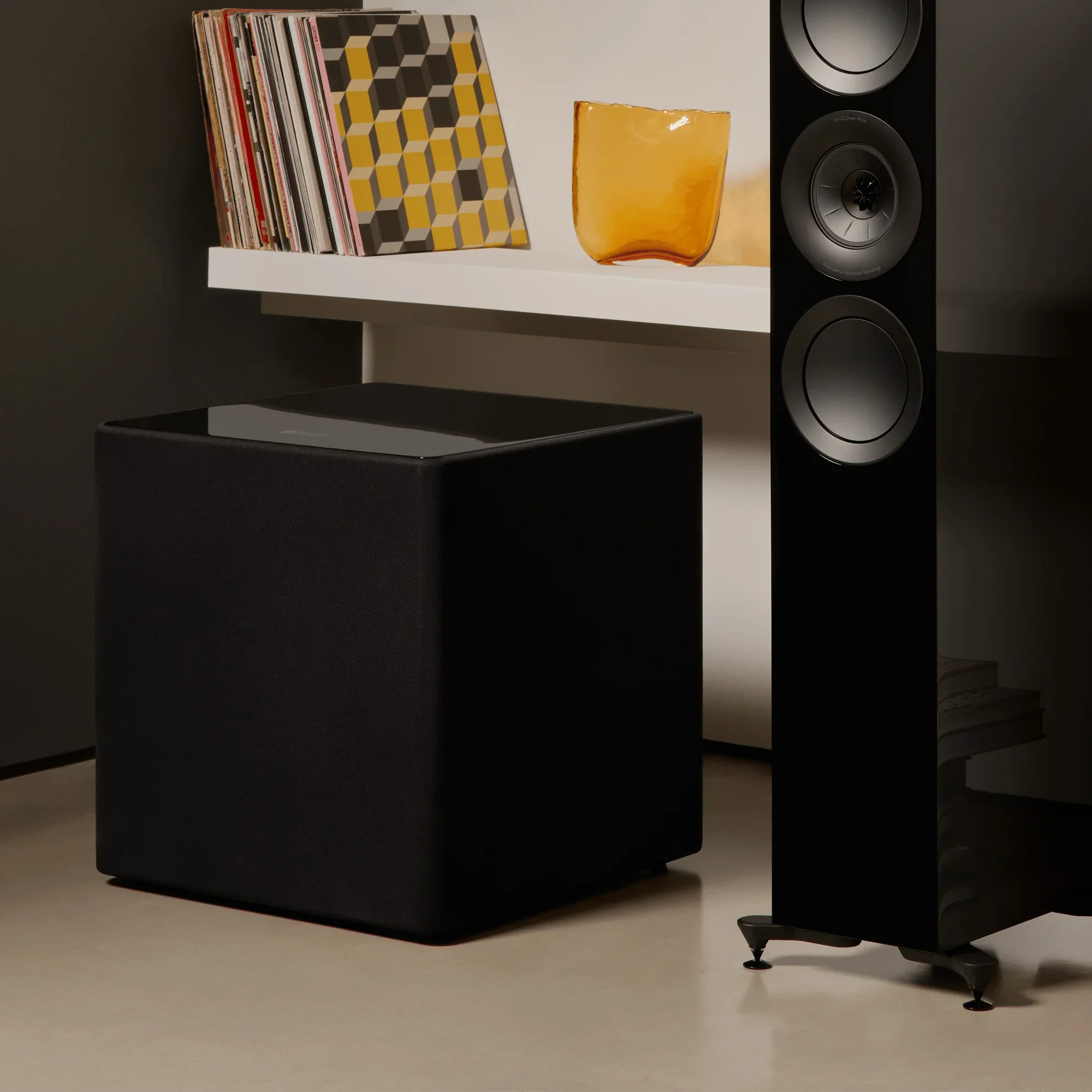 KEF Kube 15 MIE - Caisson de basses actif scellé  de 15 pouces à projection frontale 300 Watts - Image 2
